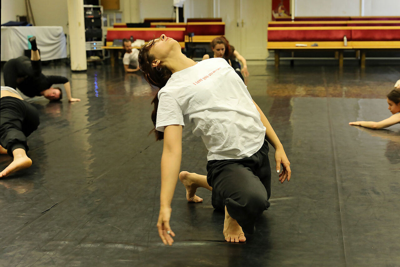 Gruppenbild beim Tanztraining mit Tänzerin im Fokus